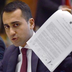Di Maio: "Educati con l'Ue, ma nessuna manovra correttiva"