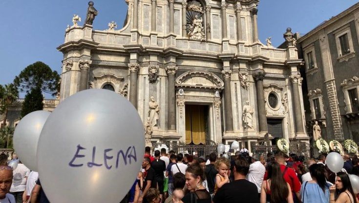 Catania, l'ultimo addio ad Elena Del Pozzo. L'arcivescovo: "Basta violenze contro i bambini"