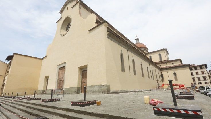 Santo Spirito, rivolta anti cemento: "I blocchi deturpano piazza e chiesa" 