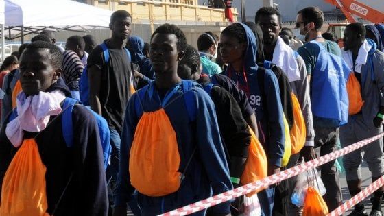 Migranti, M5s attacca Renzi: "Da quando c'è lui sbarchi in Italia triplicati"