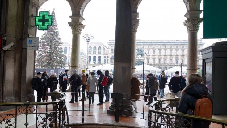 Covid a Milano, allerta contagi tra medici e infermieri: "Così non reggiamo ancora a lungo" 