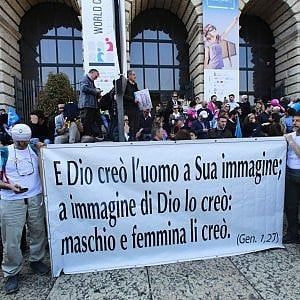 Congresso della Famiglia, lite tra gialloverdi sul Tg1. Lega: "Troppo partigiano". Il M5S: "La politica non si intrometta"