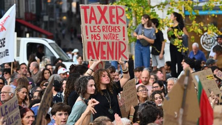 Francia, la rabbia degli studenti: “Aule, sostegno, insegnanti, a scuola manca tutto”