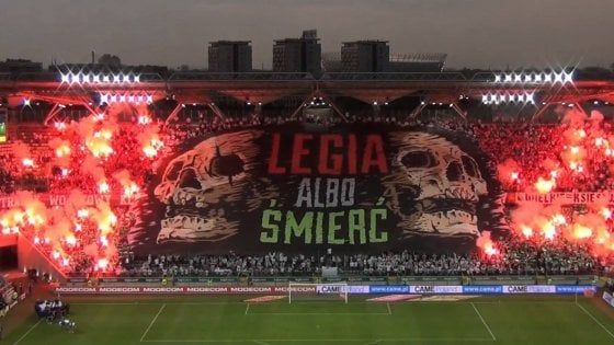 Legia Varsavia, ultrà picchiano calciatori dopo la sconfitta col Lech Poznan