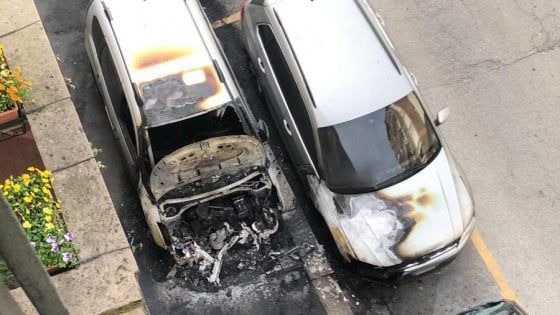 Undici auto incendiate in tre settimane, indagine sul piromane di Città Studi