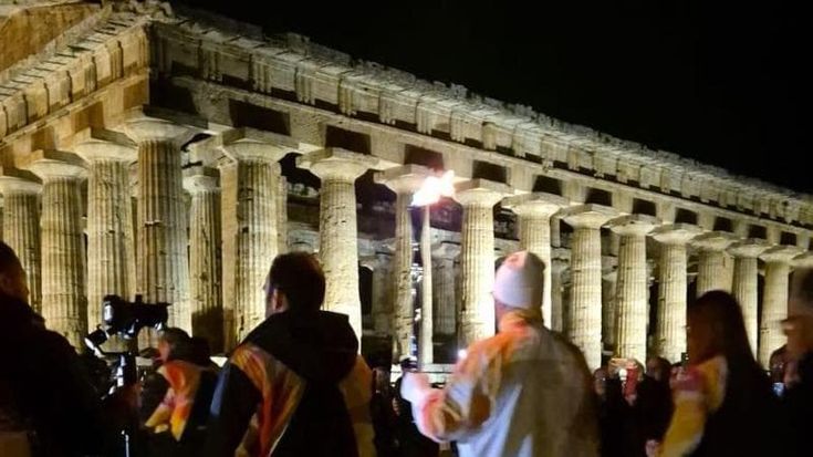 La fiamma olimpica illumina Paestum,folla nell’area dei templi per la torcia