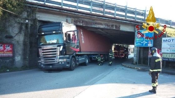 Nel Pistoiese, il tir è troppo grande e rimane incastrato sotto il ponte