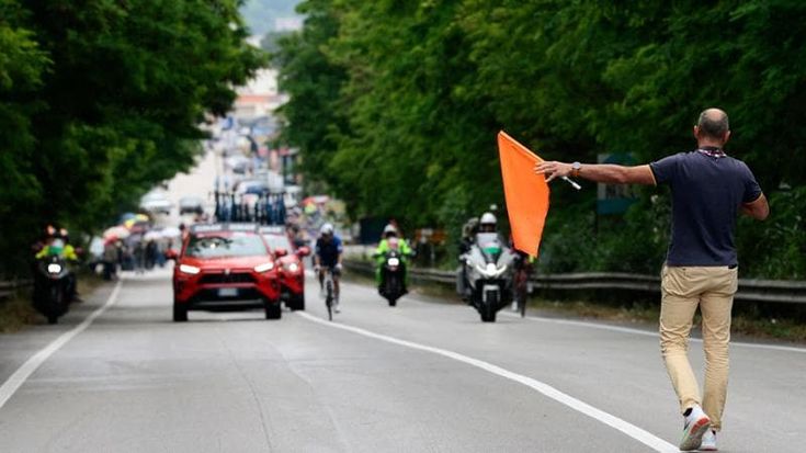 Giro, a Napoli una giornata da dimenticare tra cadute e proteste. “Impossibile stare in piedi”