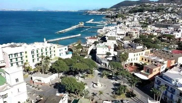 Turista muore di legionellosi dopo vacanza a Ischia: aperta un'inchiesta