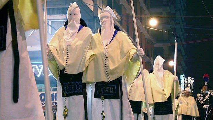 A Taranto la Settimana santa iniziata con le gare tra le confraternite: la statua di Gesù morto ottenuta per 87mila euro. "Sono frutto di sacrifici"