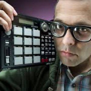 Frankie hi-nrg dj set allo Spazio 211, Anna Bonaiuto legge Ginzburg