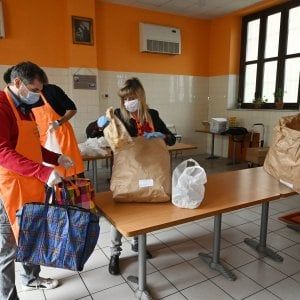 In fila con i nuovi poveri alla fabbrica della solidarietà: la mensa più antica di Torino
