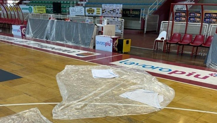 Trapani, piove dentro il PalaConad: in bilico la partita di basket di A2, l'ok in extremis