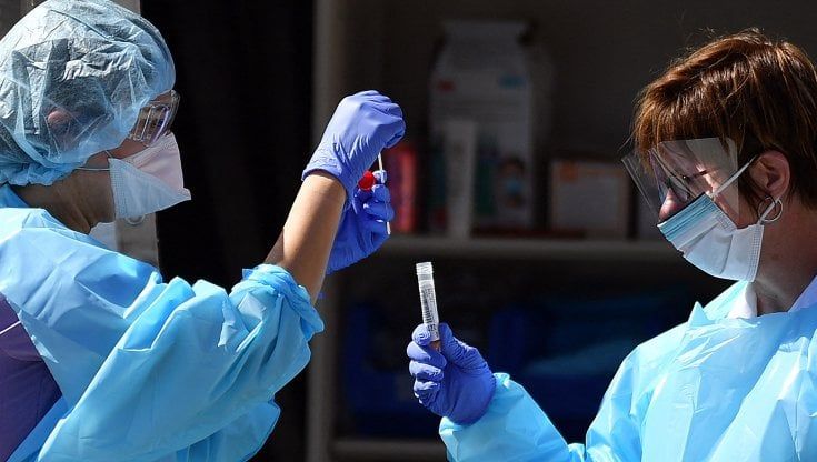 Covid, Figliuolo: "Quando avremo il 90% dei vaccinati allenteremo le misure". I dati settimanali: la discesa dei casi rallenta