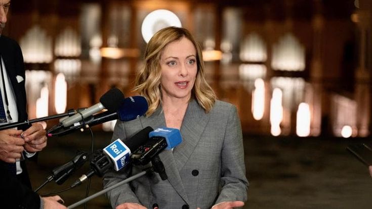 Meloni corregge il tiro sui manganelli: “Non ce l’avevo con Mattarella, la sinistra lo usa contro di me”