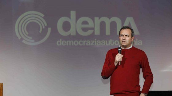 De Magistris inaugura l'Agora per la campagna elettorale: "Una mobilitazione eplosiva per vincere subito"