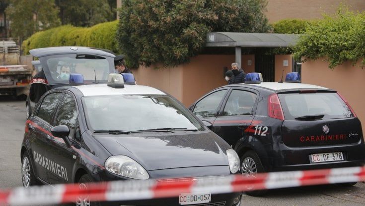 Maltrattamenti con acqua fredda e bastoni a disabili psichici: arrestati i gestori di una comunità del Milanese