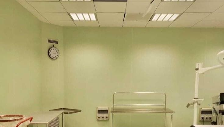 Trani, il maltempo fa crollare il controsoffitto della sala operatoria: “Carenze strutturali”