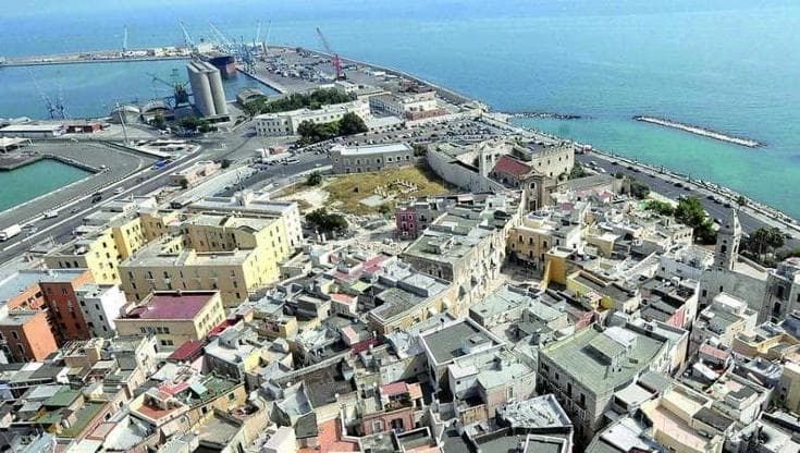 Canne fumarie senza autorizzazioni, chiuso locale a Bari vecchia: “B&b invasi dai cattivi odori”