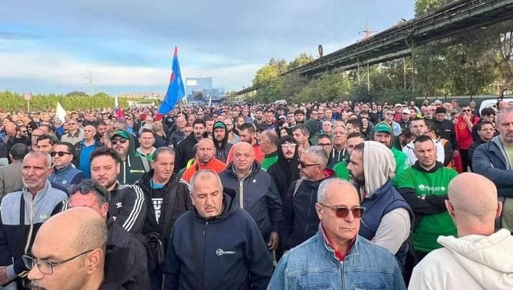 Ex Ilva, a Taranto è il giorno della rabbia: al via lo sciopero di 24 ore, bloccate due statali