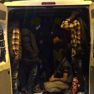 Torino: l'odissea di 27 pakistani: schiacciati come sardine in un furgone e abbandonati sull'autostrada