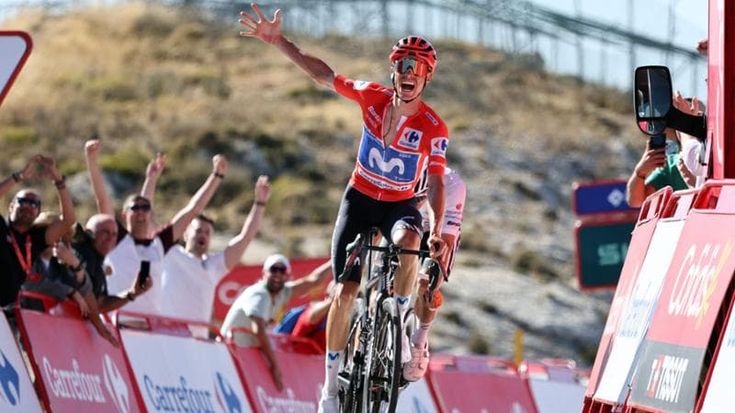 Mas vince in salita alla Vuelta nel primo giorno senza Pogacar: lo spagnolo guida la classifica