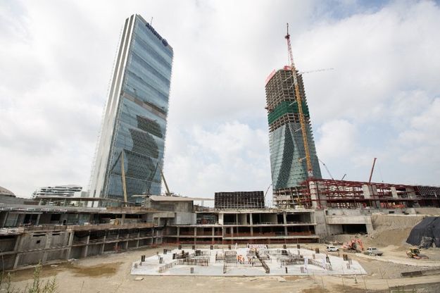 Milano, così nasce un grattacielo: Libeskind battezza il Curvo di Citylife