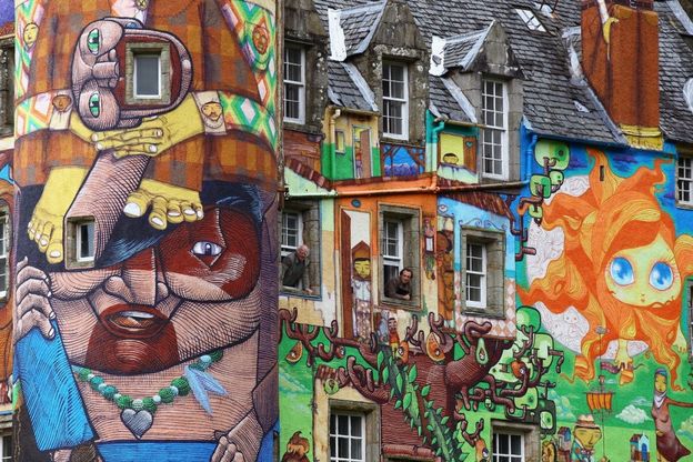Graffiti sul castello scozzese: la fortezza incontra la street art