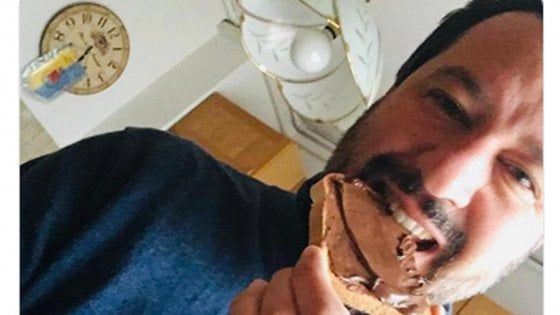 Terremoto Catania, Salvini posta foto mentre fa colazione. Le reazioni: "Qui crollano case e tu pensi ai selfie?"