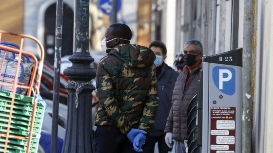 Coronavirus Roma, nuova ordinanza: "Vietato fare la spesa lontano da casa. Obbligo di contingentare clienti"