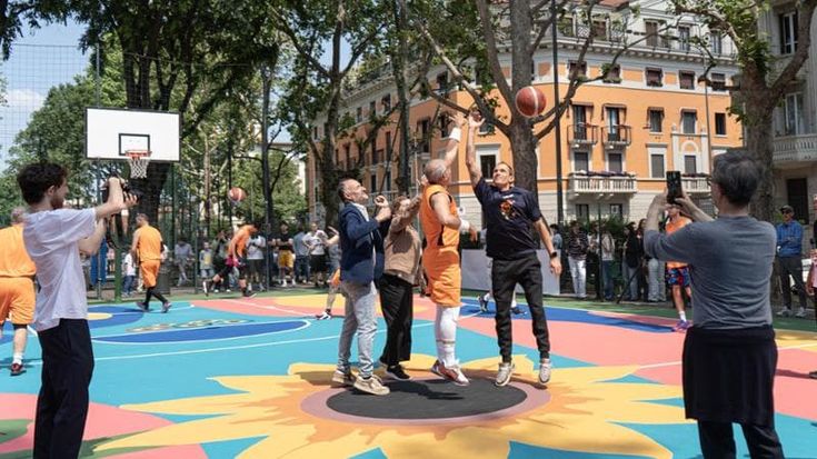 Girasoli d’artista sul campo da basket per Alessandro Meszely, morto mentre giocava
