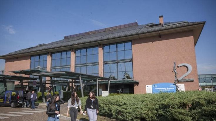 Due donne su dieci perdono il lavoro dopo il cancro. Uno sportello in ospedale per farle rientrare