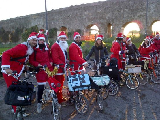 Babbi Natale in bicicletta, pedalando verso le Feste