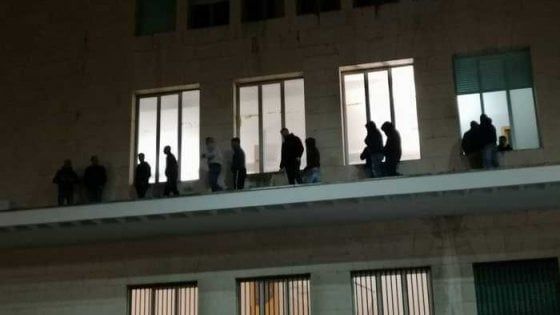 Gela, una notte sul cornicione del Comune: la protesta di 18 netturbini