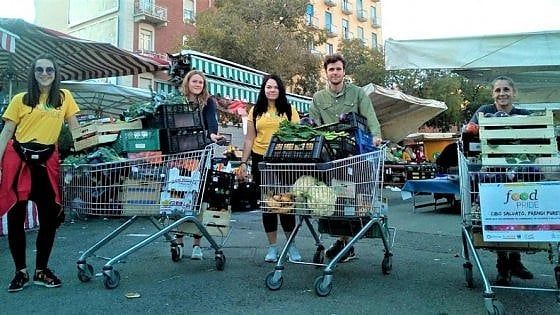 Torino, volontari multati perché distribuiscono cibo a i poveri: poi le scuse dei vigili