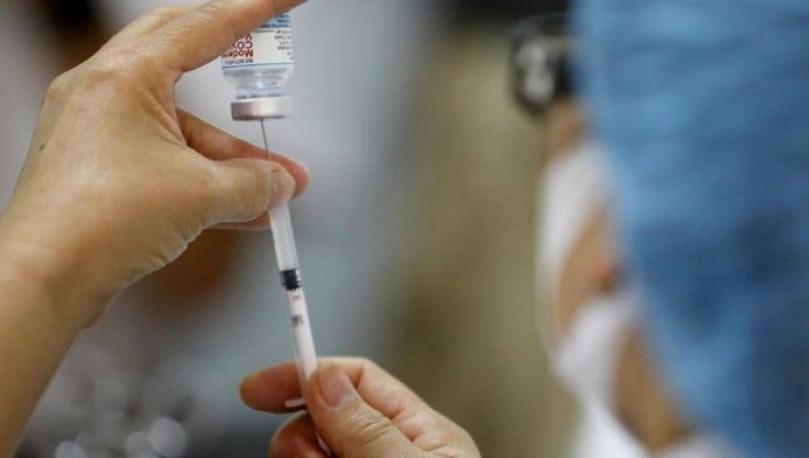 Terza dose vaccino, perché è meglio aspettare prima di farla a tutti