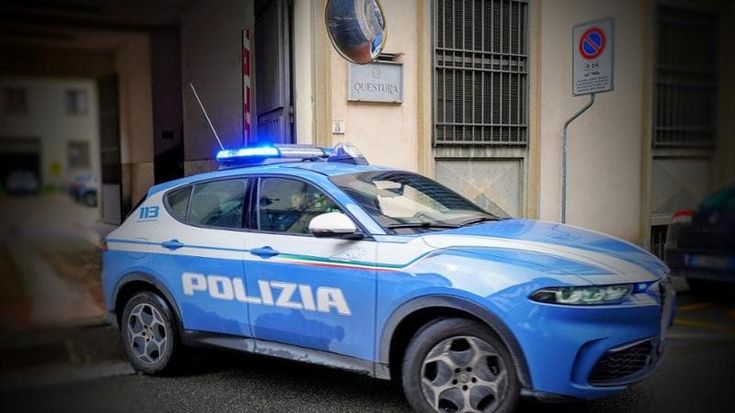 Uomo accoltellato al collo in un palazzo occupato in via Tiburtina