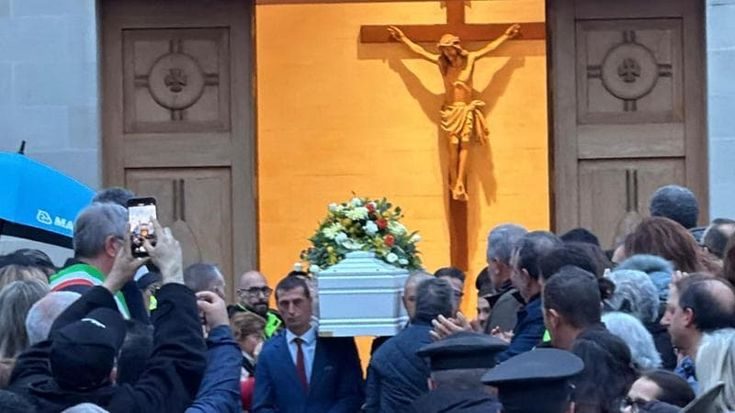 Addio al piccolo Elia, ucciso dalla mamma: Calimera si è fermata. “Nelle famiglie serve il dialogo”