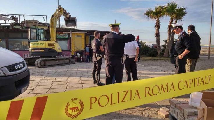 Castelporziano, ruspe al lavoro: abbattuto un altro chiosco abusivo