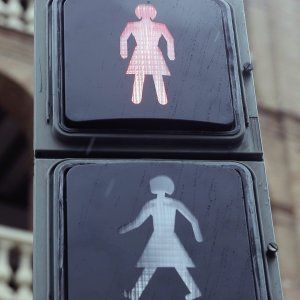 Differenze di genere, la paga delle donne resta più bassa del 10,9%
