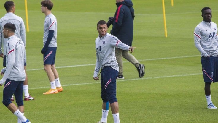 Mbappé tra Psg e Real Madrid, la madre: "Accordo con entrambi i club, ora Kylian deve scegliere"