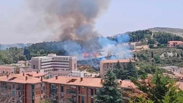 Avanza il fuoco in Sicilia, temperature roventi e roghi. A Enna evacuate alcune abitazioni