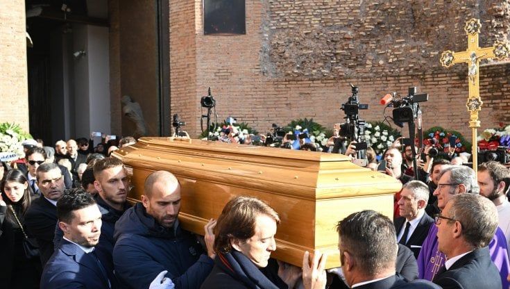 Addio Sinisa, Zuppi: "Il guerriero ha vinto con la dolcezza della fragilità". Anche i giocatori del Bologna portano la bara