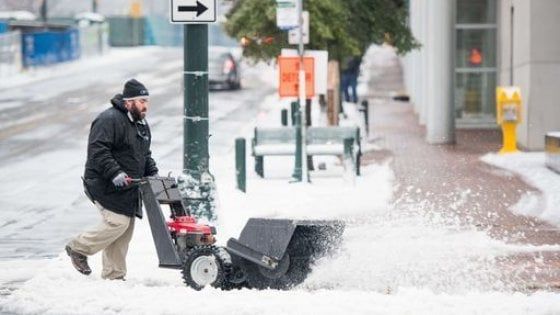 Usa: centinaia di voli cancellati per la tempesta Eboni che si sta abbattendo nel Midwest