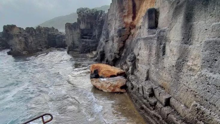 Salento, tragedia sfiorata a Marina Serra: crolla un pezzo di roccia del costone e finisce in mare