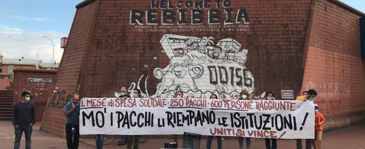 Roma, la nuova protesta dei volontari: "Ora basta, i pacchi deve riempirli il Comune"