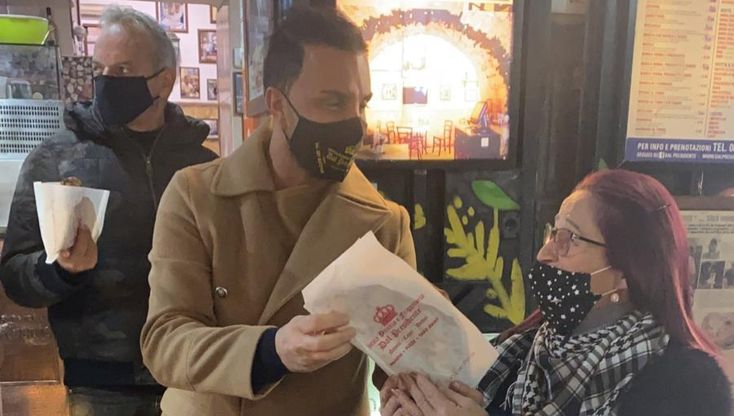 Solidarietà e sorrisi:  pizze a portafoglio gratis alla pizzeria  "Dal Presidente" ai Tribunali