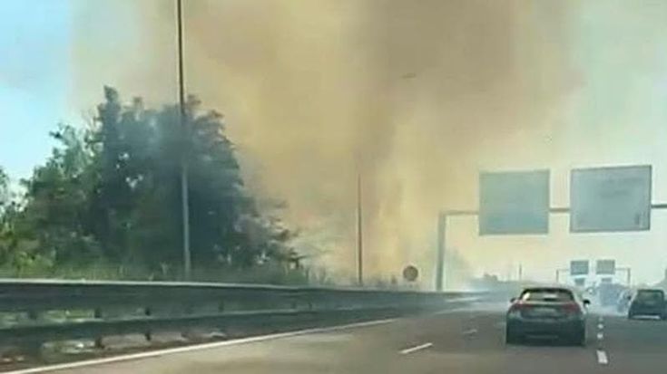 Roma-Fiumicino, ancora fiamme vicino allo svincolo del Gra: chiusa e riaperta la rampa di accesso