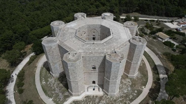 Castel del Monte e Gucci, la storia continua: una videoinstallazione racconta Federico II. “Così apriamo all’arte contemporanea”