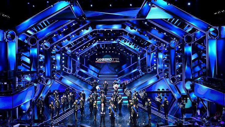 Sanremo 2022, il Teatro Ariston a capienza piena e niente tamponi per il pubblico. Tre coristi dell'orchestra Rai positivi al Covid